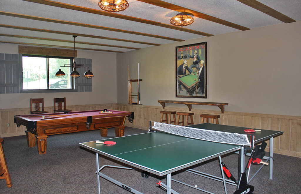 Game room with billiards, shuffleboard, and free Wi-Fi (new 2021!)